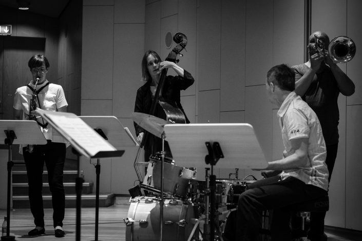 Anne Mette Iversen (bass), Geoffroy De Masure (tb), Roland Schneider (dr), Silke Eberhard (Alt Saxophon - Klarinette)-Ternion Quartett