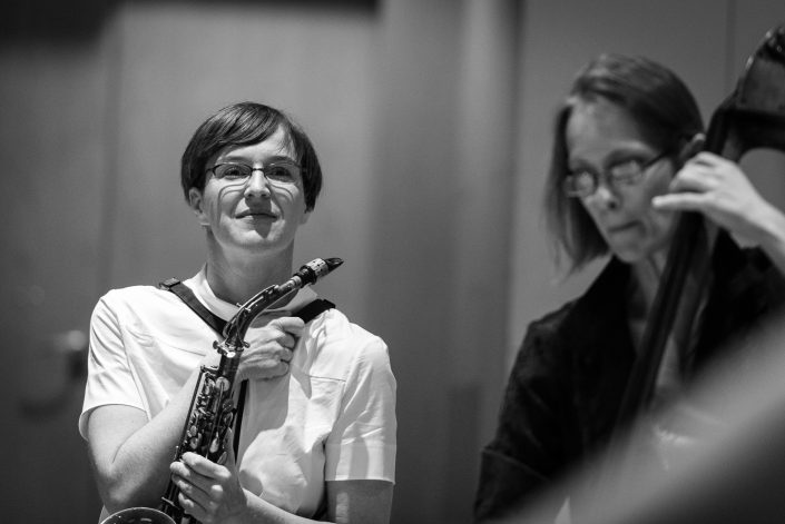 Anne Mette Iversen (bass), Silke Eberhard (Alt Saxophon - Klarinette)-Ternion Quartett