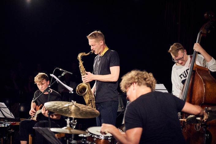 Luca Aaren (git), Philipp Gropper (sax), Felix Henkelhausen (b), Jim Black (dr)