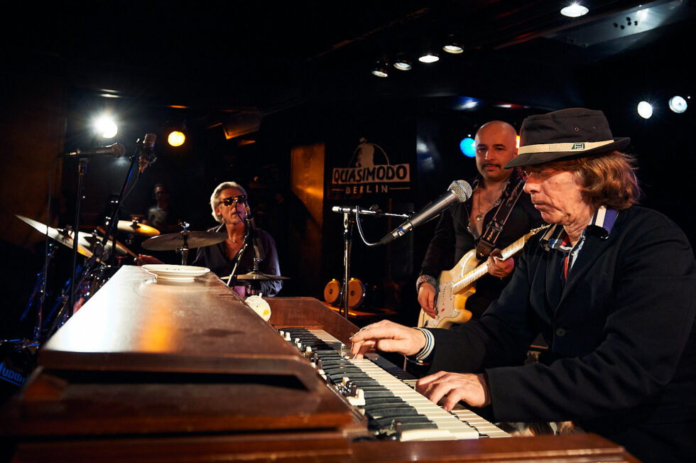 Helge Schneider (Hamond B3), Sandro Giampietro (git), Willi Ketzer (dr) - Helge's Holzkopp Trio ©Dieter Düvelmeyer @JazzPict