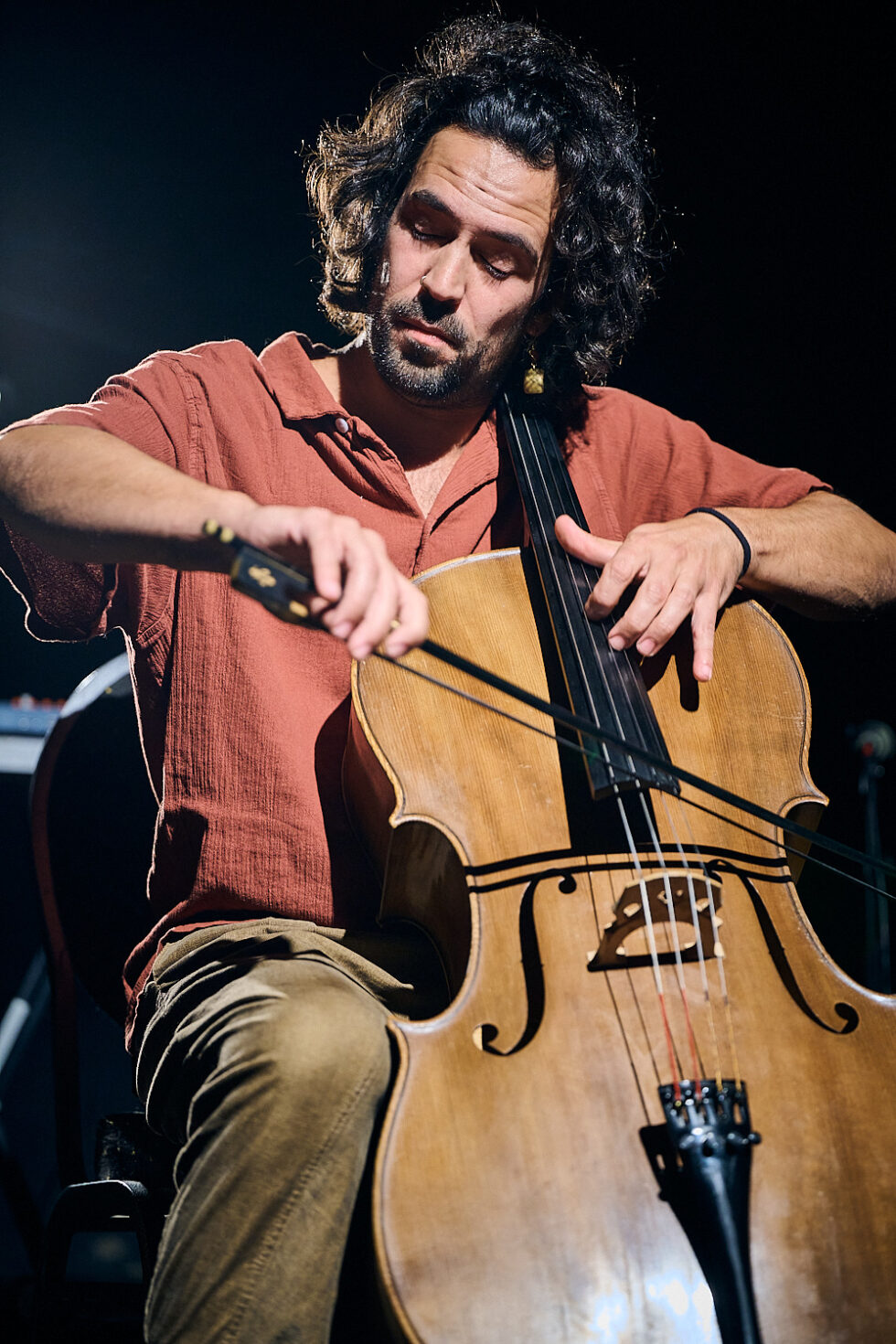GUILHERME RODRIGUES (cello) playing at SOLO IMPRO BERLIN @ Ackerstadtpalast on 17-09-2025 ©Dieter Duevelmeyer