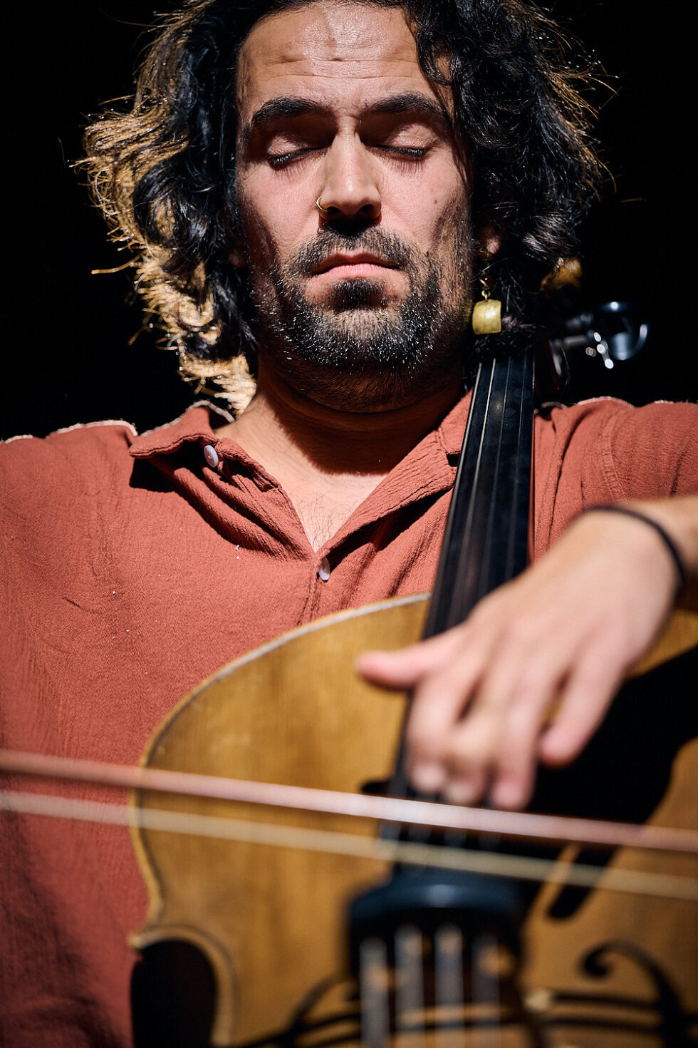 GUILHERME RODRIGUES (cello) playing at SOLO IMPRO BERLIN @ Ackerstadtpalast on 17-09-2025 ©Dieter Duevelmeyer
