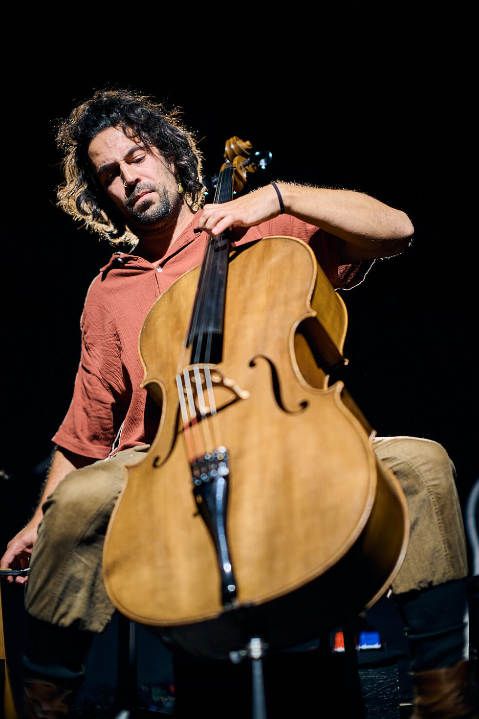 GUILHERME RODRIGUES (cello) playing at SOLO IMPRO BERLIN @ Ackerstadtpalast on 17-09-2025 ©Dieter Duevelmeyer