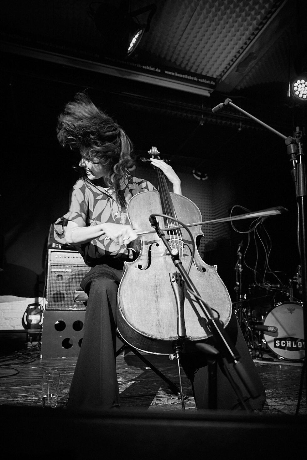 Julia Biłat (cello) of BIŁAT / STOLYAR @ KOLLEKTIVE NIGHTS 2025. ©: The photo is subject to copyright (© Dieter Duevelmeyer) and may not be used or reproduced without permission.