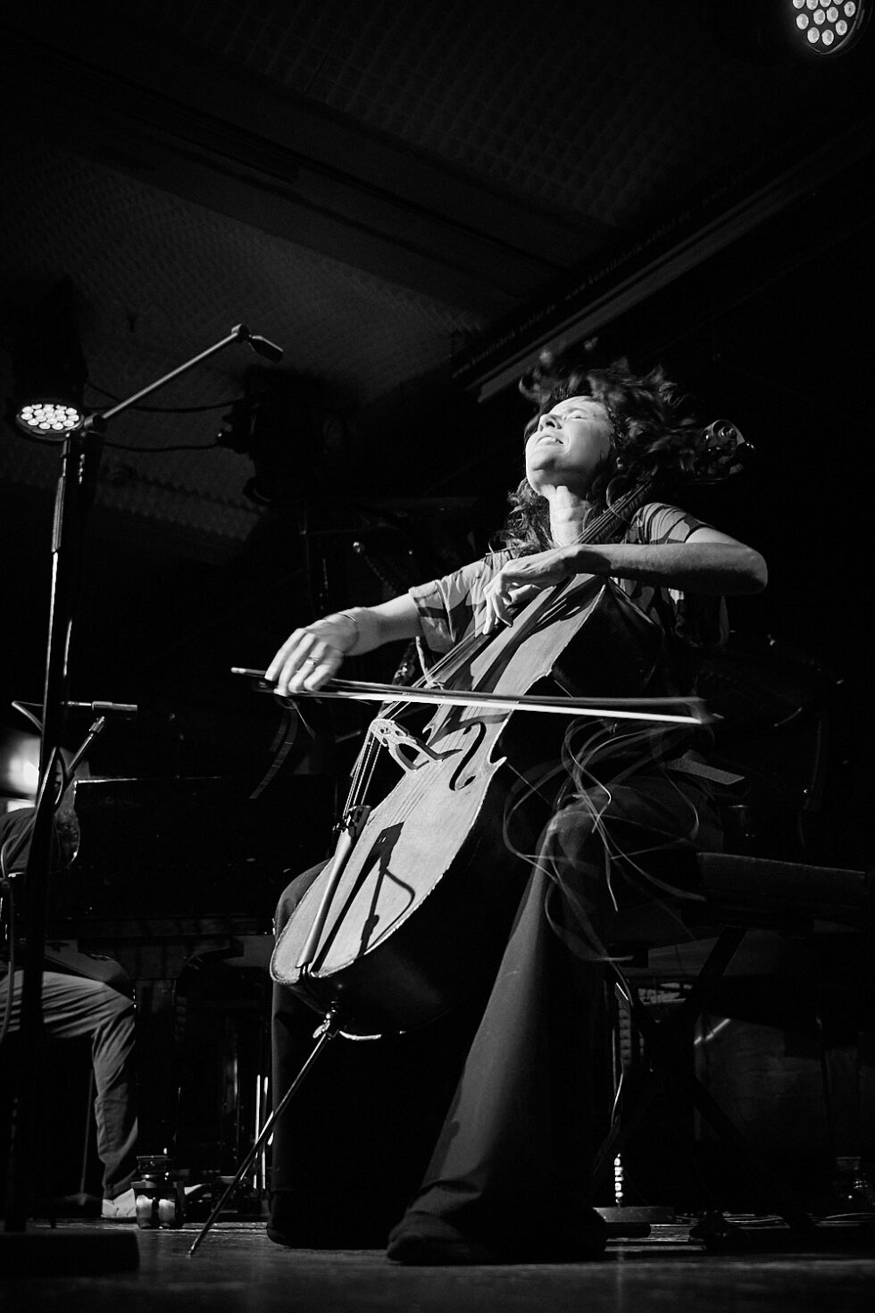 Julia Biłat (cello) of BIŁAT / STOLYAR @ KOLLEKTIVE NIGHTS 2025. ©: The photo is subject to copyright (© Dieter Duevelmeyer) and may not be used or reproduced without permission.