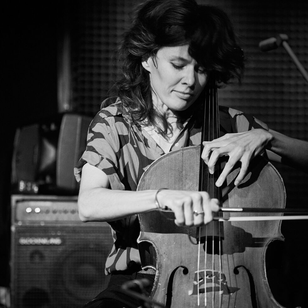 Julia Biłat (cello) of BIŁAT / STOLYAR @ KOLLEKTIVE NIGHTS 2025. ©: The photo is subject to copyright (© Dieter Duevelmeyer) and may not be used or reproduced without permission.