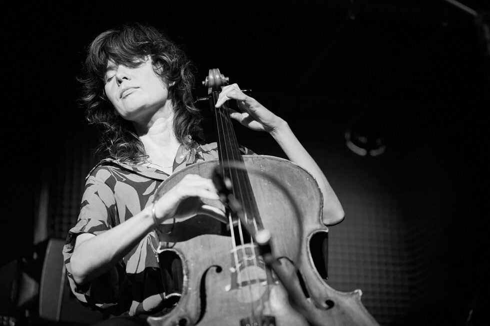Julia Biłat (cello) of BIŁAT / STOLYAR @ KOLLEKTIVE NIGHTS 2025. ©: The photo is subject to copyright (© Dieter Duevelmeyer) and may not be used or reproduced without permission.