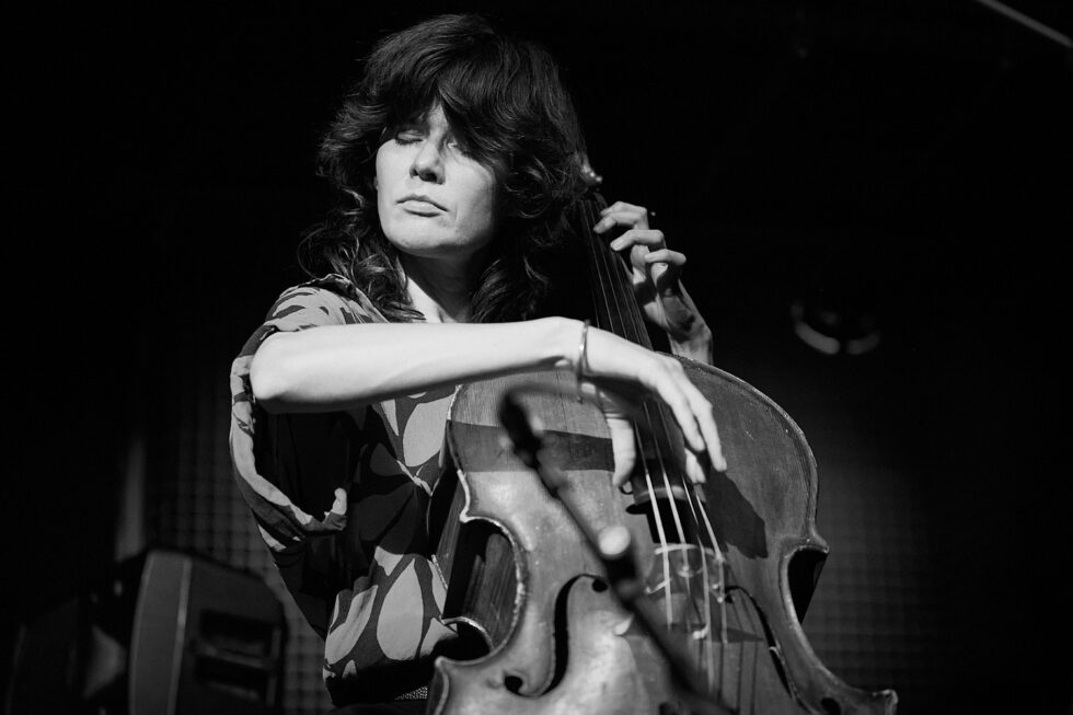 Julia Biłat (cello) of BIŁAT / STOLYAR @ KOLLEKTIVE NIGHTS 2025. ©: The photo is subject to copyright (© Dieter Duevelmeyer) and may not be used or reproduced without permission.