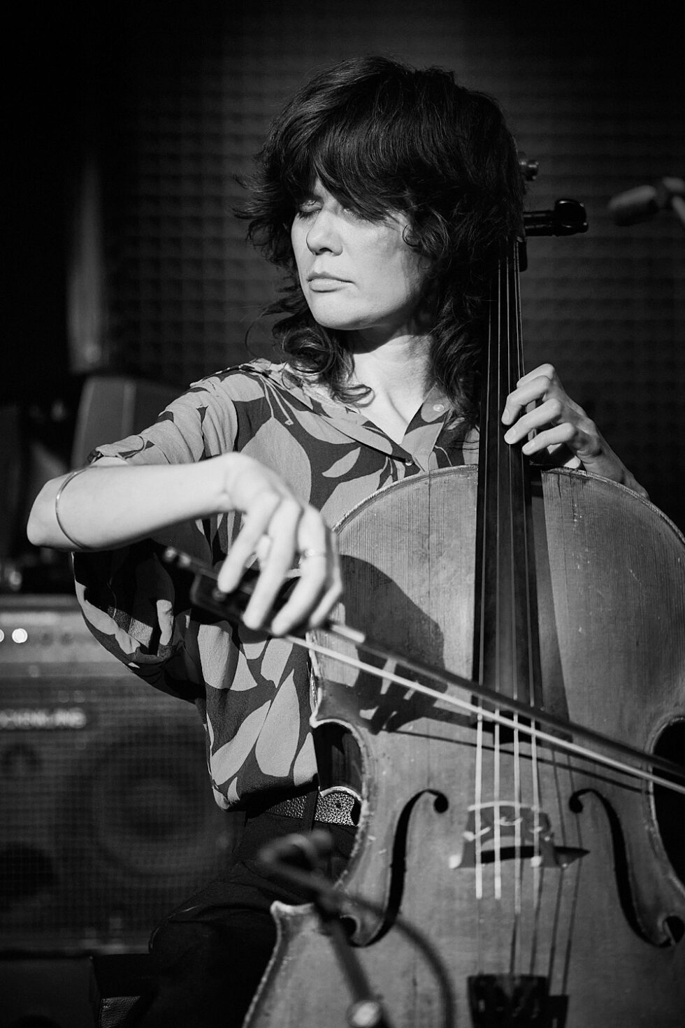 Julia Biłat (cello) of BIŁAT / STOLYAR @ KOLLEKTIVE NIGHTS 2025. ©: The photo is subject to copyright (© Dieter Duevelmeyer) and may not be used or reproduced without permission.