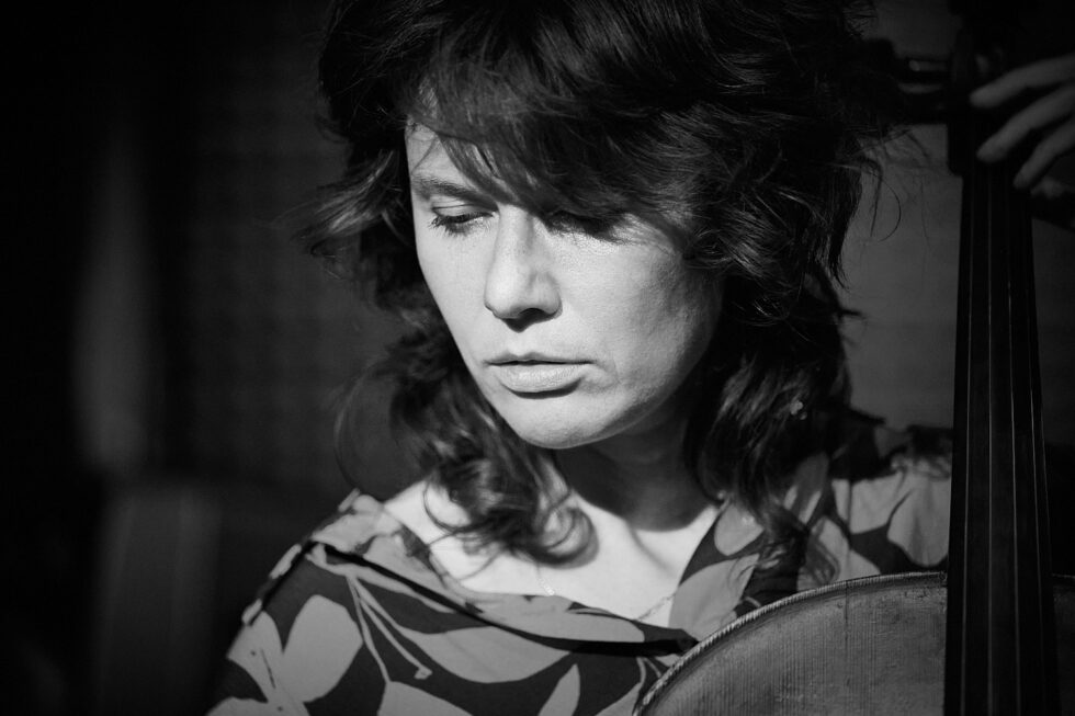 Julia Biłat (cello) of BIŁAT / STOLYAR @ KOLLEKTIVE NIGHTS 2025. ©: The photo is subject to copyright (© Dieter Duevelmeyer) and may not be used or reproduced without permission.