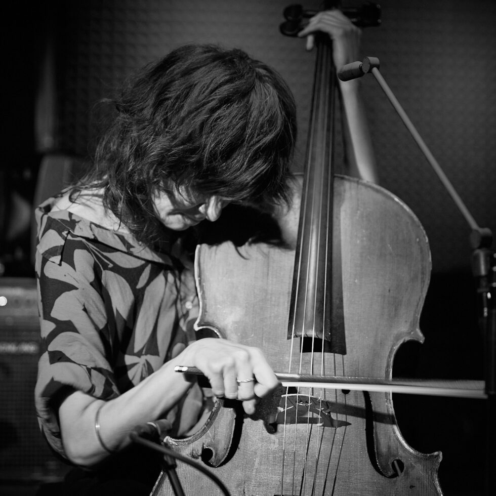 Julia Biłat (cello) of BIŁAT / STOLYAR @ KOLLEKTIVE NIGHTS 2025. ©: The photo is subject to copyright (© Dieter Duevelmeyer) and may not be used or reproduced without permission.