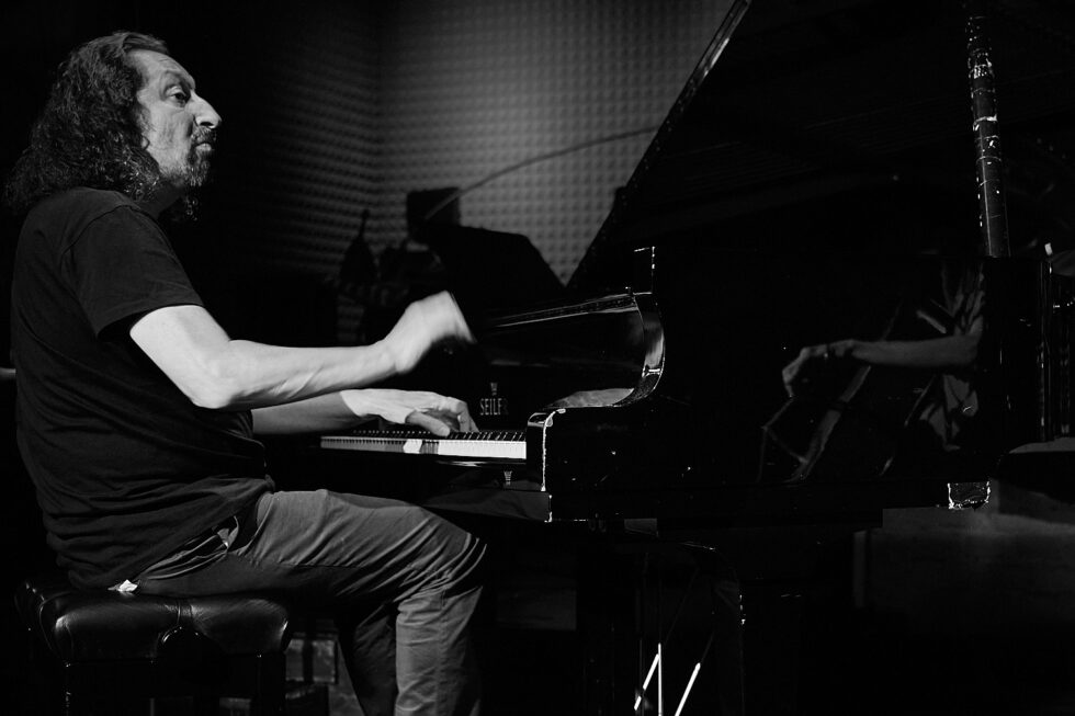 Roman Stolyar (piano + flutes) of BIŁAT / STOLYAR @ KOLLEKTIVE NIGHTS 2025. ©: The photo is subject to copyright (© Dieter Duevelmeyer) and may not be used or reproduced without permission.