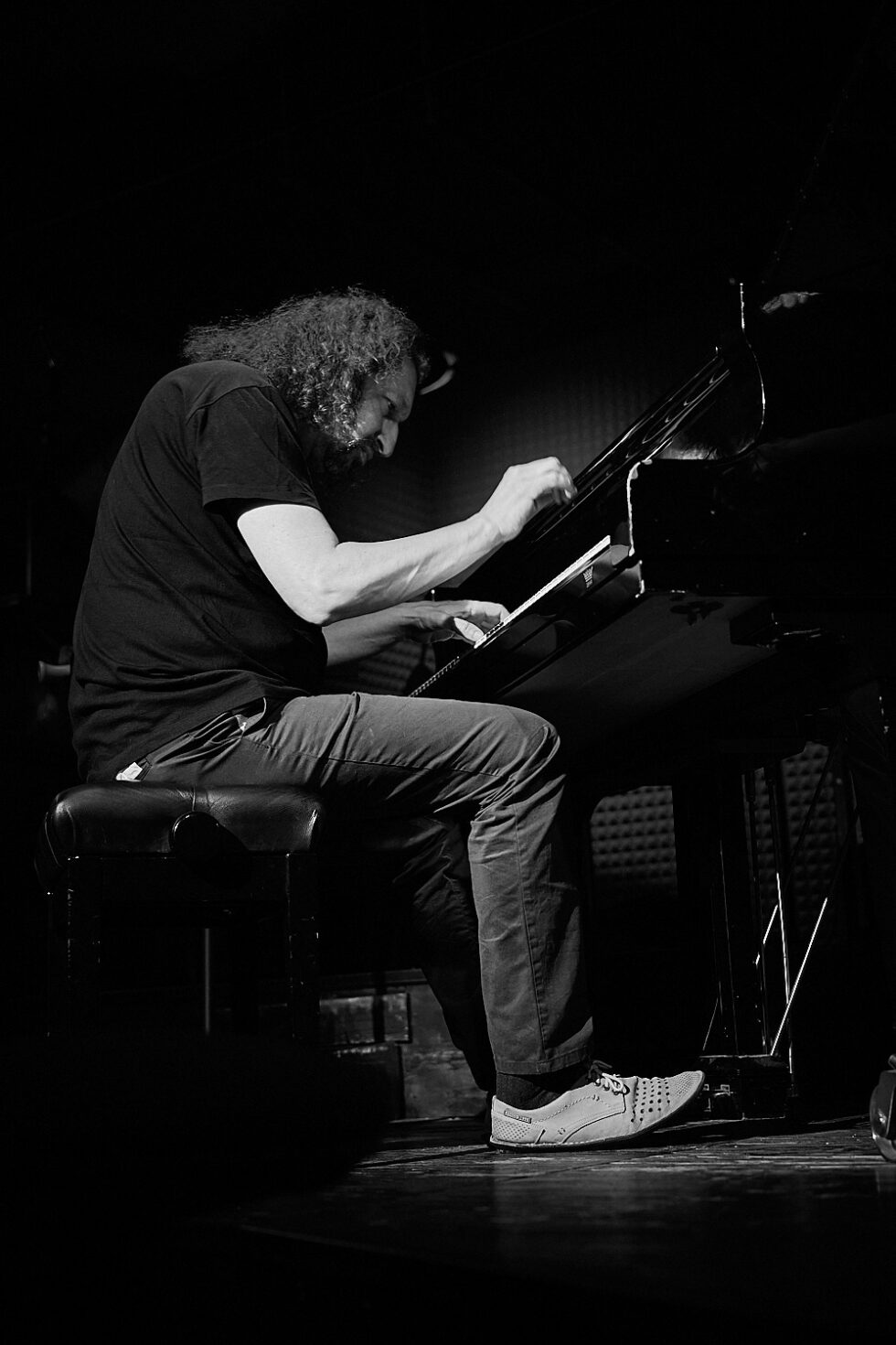 Roman Stolyar (piano + flutes) of BIŁAT / STOLYAR @ KOLLEKTIVE NIGHTS 2025. ©: The photo is subject to copyright (© Dieter Duevelmeyer) and may not be used or reproduced without permission.