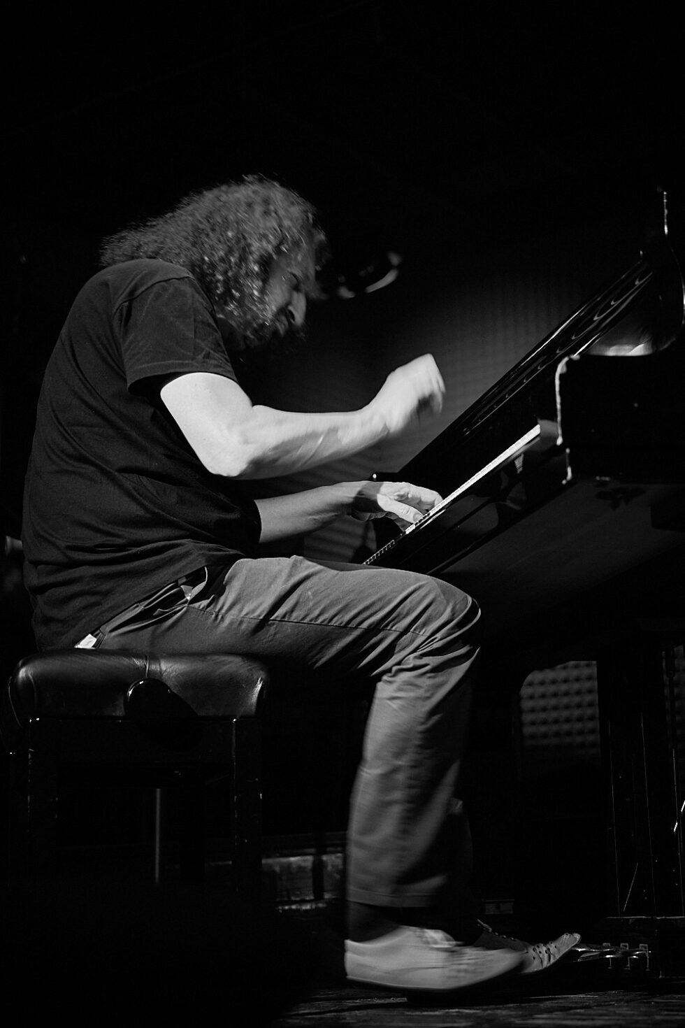 Roman Stolyar (piano + flutes) of BIŁAT / STOLYAR @ KOLLEKTIVE NIGHTS 2025. ©: The photo is subject to copyright (© Dieter Duevelmeyer) and may not be used or reproduced without permission.