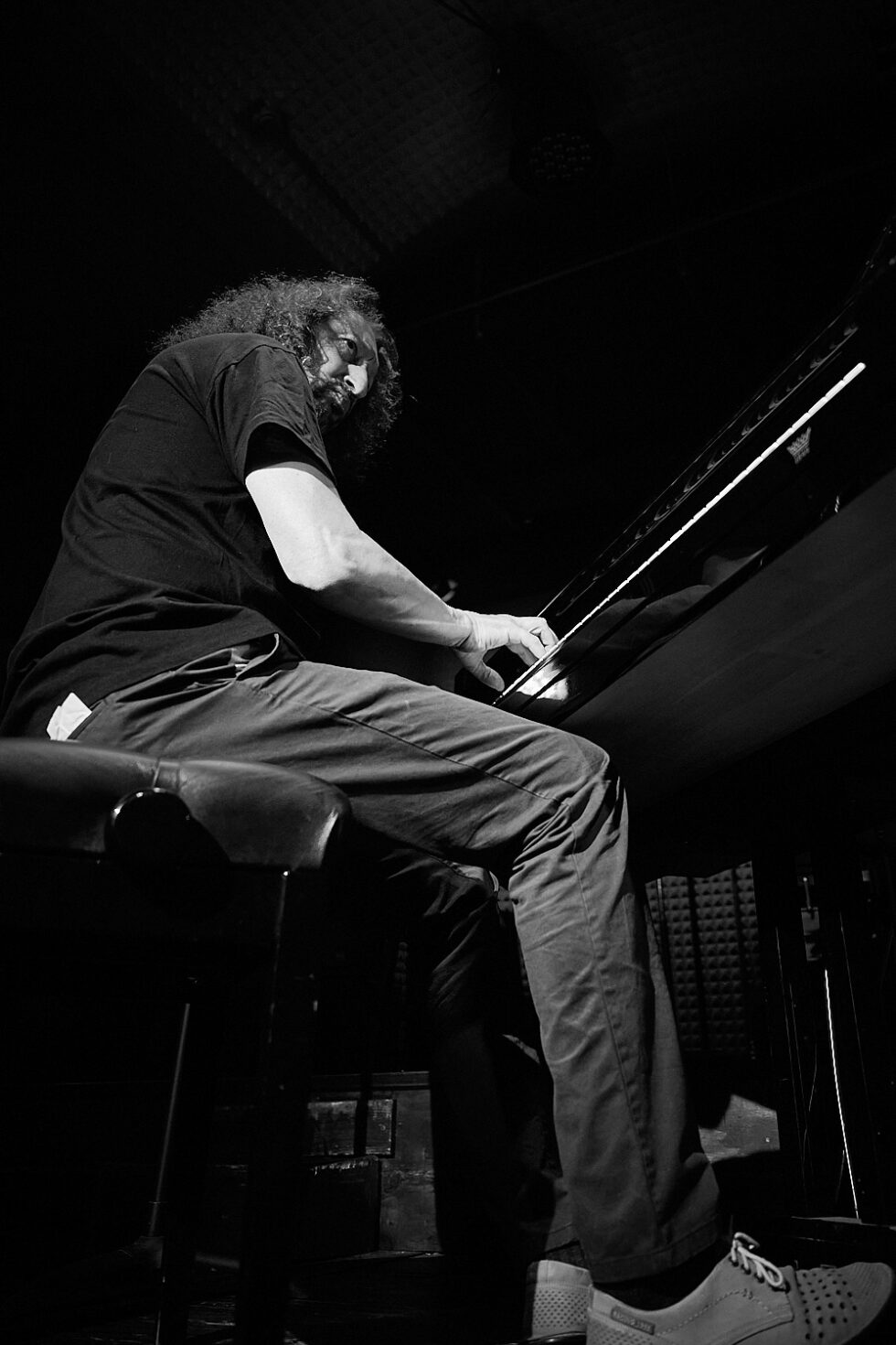 Roman Stolyar (piano + flutes) of BIŁAT / STOLYAR @ KOLLEKTIVE NIGHTS 2025. ©: The photo is subject to copyright (© Dieter Duevelmeyer) and may not be used or reproduced without permission.