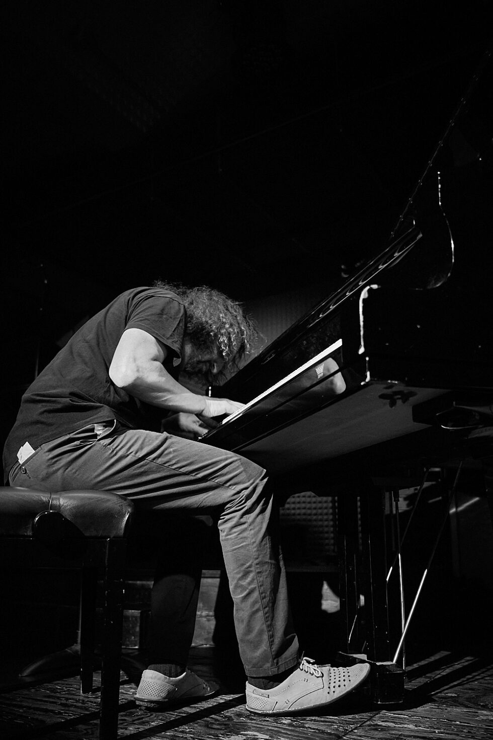 Roman Stolyar (piano + flutes) of BIŁAT / STOLYAR @ KOLLEKTIVE NIGHTS 2025. ©: The photo is subject to copyright (© Dieter Duevelmeyer) and may not be used or reproduced without permission.