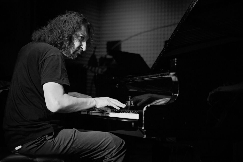 Roman Stolyar (piano + flutes) of BIŁAT / STOLYAR @ KOLLEKTIVE NIGHTS 2025. ©: The photo is subject to copyright (© Dieter Duevelmeyer) and may not be used or reproduced without permission.