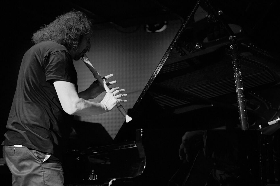 Roman Stolyar (piano + flutes) of BIŁAT / STOLYAR @ KOLLEKTIVE NIGHTS 2025. ©: The photo is subject to copyright (© Dieter Duevelmeyer) and may not be used or reproduced without permission.