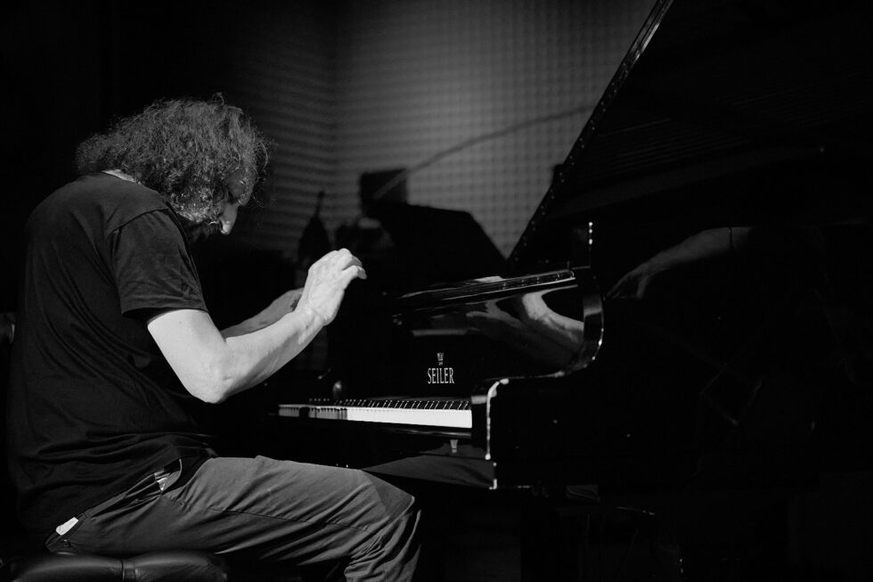 Roman Stolyar (piano + flutes) of BIŁAT / STOLYAR @ KOLLEKTIVE NIGHTS 2025. ©: The photo is subject to copyright (© Dieter Duevelmeyer) and may not be used or reproduced without permission.