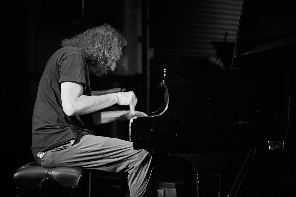 Roman Stolyar (piano + flutes) of BIŁAT / STOLYAR @ KOLLEKTIVE NIGHTS 2025. ©: The photo is subject to copyright (© Dieter Duevelmeyer) and may not be used or reproduced without permission.