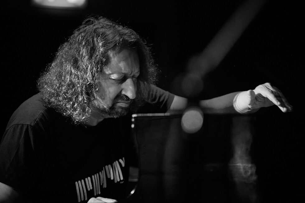 Roman Stolyar (piano + flutes) of BIŁAT / STOLYAR @ KOLLEKTIVE NIGHTS 2025. ©: The photo is subject to copyright (© Dieter Duevelmeyer) and may not be used or reproduced without permission.