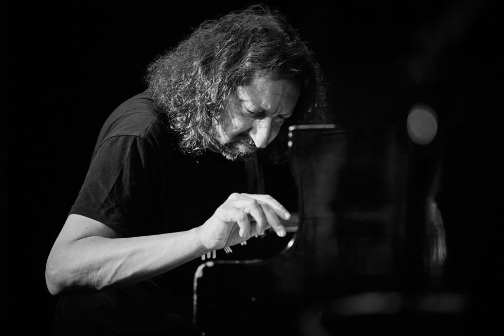 Roman Stolyar (piano + flutes) of BIŁAT / STOLYAR @ KOLLEKTIVE NIGHTS 2025. ©: The photo is subject to copyright (© Dieter Duevelmeyer) and may not be used or reproduced without permission.