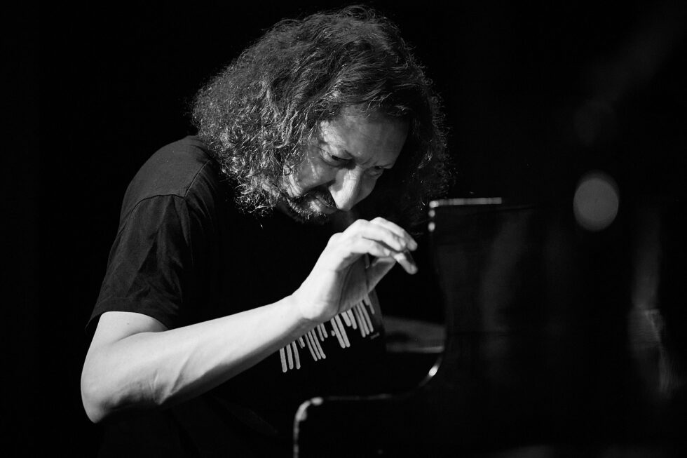 Roman Stolyar (piano + flutes) of BIŁAT / STOLYAR @ KOLLEKTIVE NIGHTS 2025. ©: The photo is subject to copyright (© Dieter Duevelmeyer) and may not be used or reproduced without permission.