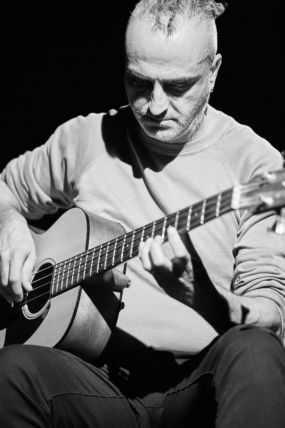 TONY ELIEH (bass - electronics) of SOLO IMPRO BERLIN @ Ackerstadtpalast on 16-09-2025 ©Dieter Duevelmeyer