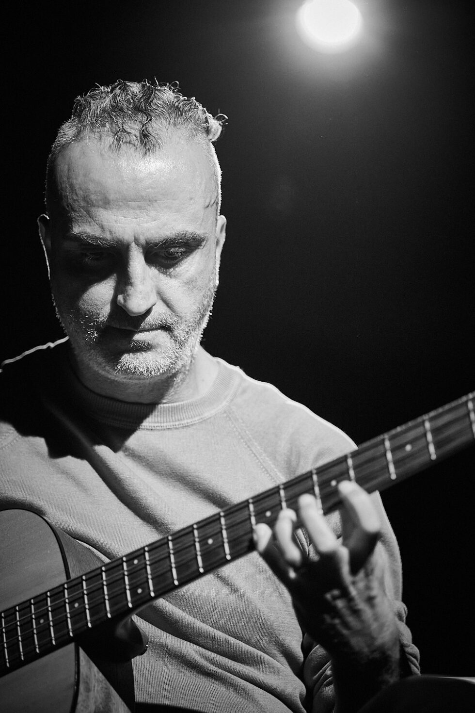 TONY ELIEH (bass - electronics) of SOLO IMPRO BERLIN @ Ackerstadtpalast on 16-09-2025 ©Dieter Duevelmeyer